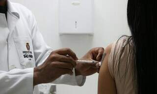 Conforme o Ministério da Saúde, 483 milhões de doses de vacinas contra a covid-19 já foram aplicadas. (Foto: Agência Brasil)