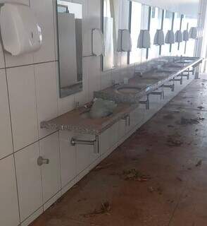 Um dos banheiro da UFMS em situação de abandono (Foto: Direto das Ruas)