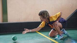 Idosa lançando a bola em arena de bocha (Foto: Lucas Castro/Fundesporte)