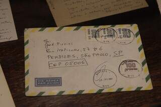 Até os envelopes enviados pelo poeta foram inclusos no acervo disponível ao público. (Foto: Alex Machado)