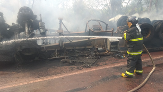 Carreta que tombou foi destruída pelo fogo (Foto: divulgação / Corpo de Bombeiros)