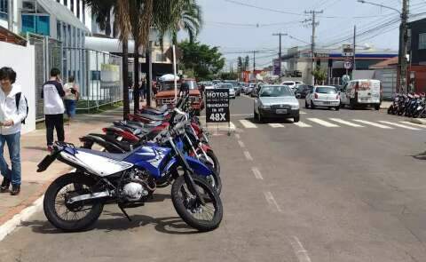 Comerciante usa vagas da rua para vender motos e revolta motoristas