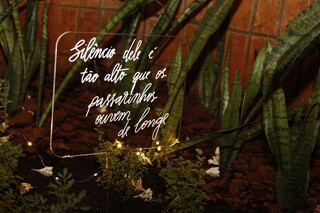 Placas com versos de Manoel de Barros foram selecionadas para integrar o jardim. (Foto: Alex Machado)