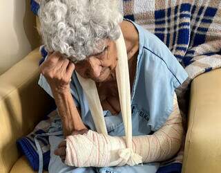 Idosa com lesão no braço após ser internada em hospital. (Foto: Arquivo Pessoal)