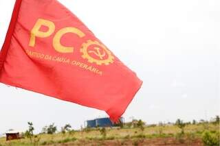 Bandeira do PCO pendurada ao lado de barraco (Foto: Helio de Freitas)