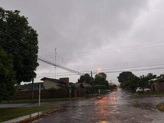 Chuva desta tarde na região sul de Dourados (Foto: Helio de Freitas)