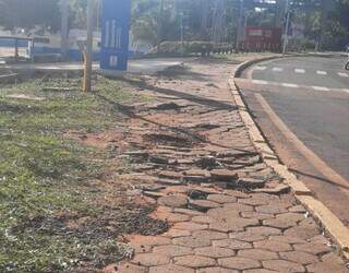 Calçada danificada em ponto de ônibus da UFMS. (Foto: Direto das Ruas)