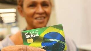 Beneficiada exibe cartão do Auxílio Brasil. (Foto: Divulgação)