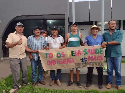 Indígenas protestam em delegacia contra médico que teria recusado atendimento
