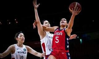 Jogadoras da Coreia do Sul e Estados Unidos durante partida. (Foto: FIBA)