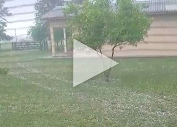 Moradores de Paranhos registram chuva de granizo na manh&atilde; desta ter&ccedil;a-feira