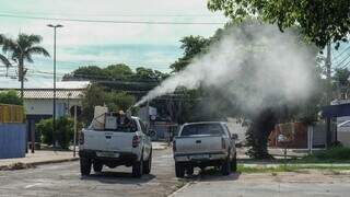 Carro do fumacê passando por rua de Campo Grande. (Foto: PMCG/Divulgação)