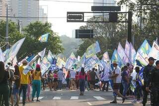 Cabos eleitorais de diversos candidatos na Avenida Afonso Pena, no último domingo (25). (Foto: Henrique Kawaminami)