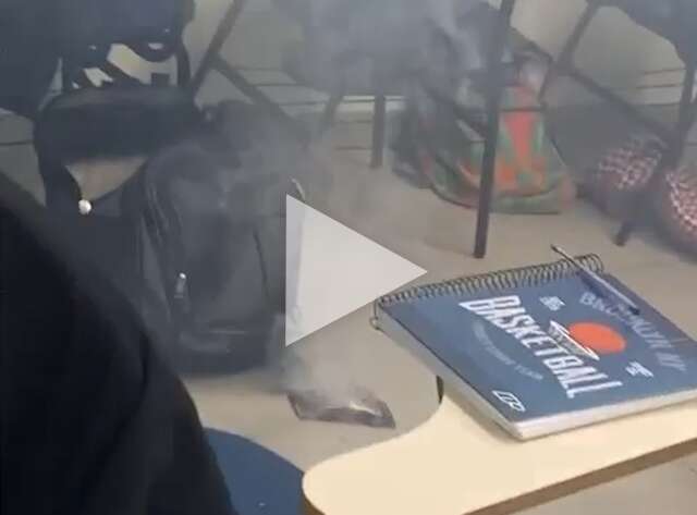 Fuma&ccedil;a de celular toma conta de sala de aula e assusta estudantes