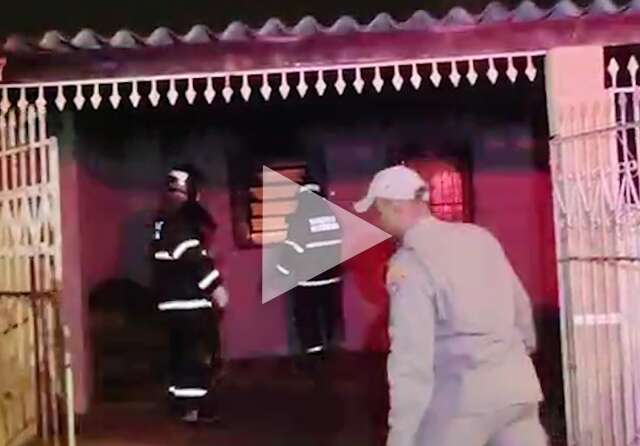 Casa &eacute; invadida e incendiada por usu&aacute;rio de drogas na Vila Taveir&oacute;polis