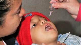 Criança tomando vacina contra a poliomielite, em posto de saúde. (Foto: Divulgação/Prefeitura de Campo Grande)
