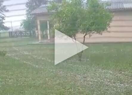 Moradores de Paranhos registram chuva de granizo na manhã desta terça-feira