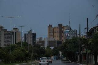 Céu nublado e pista da Avenida Fabio Zahran molhada nesta manhã na Capital (Foto: Henrique Kawaminami)