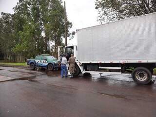 Caminhão apreendido pela PMA, em Naviraí . (Foto: Reprodução)