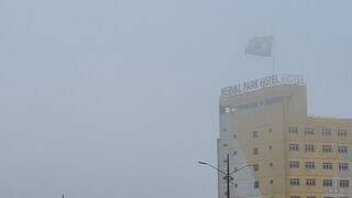Nevoeiro encobrindo fachada e bandeira do Brasil no edifícil Herval Park Hotel, localizado na Avenida Comandante Lincon Paiva (Foto: Direto das Ruas)