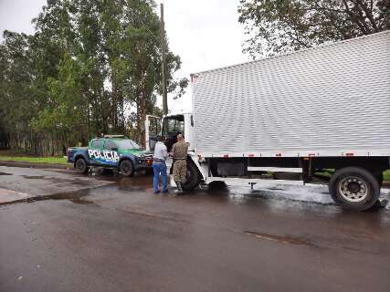 Durante operação para coibir tráfico de animais, PMA apreende caminhão roubado