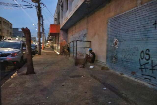 Antigo laborat&oacute;rio vira abrigo de ladr&otilde;es e revolta lojistas &quot;&eacute; roubo todo dia&quot;