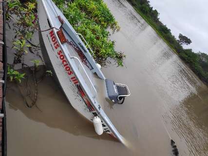 Risco de inundação coloca Aquidauana em alerta e no Rio Miranda, lanchas afundam