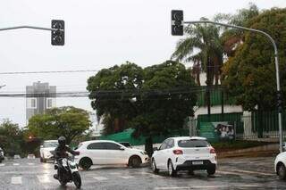 Semáforos desligados no cruzamento das ruas da Paz com a Goiás (Foto: Henrique Kawaminami) 