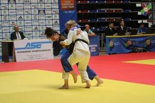 Judoca sul-mato-grossense Milena Demarco (azul) em luta na Hungria (Foto: Divulgação/Federação Europeia de Judô)