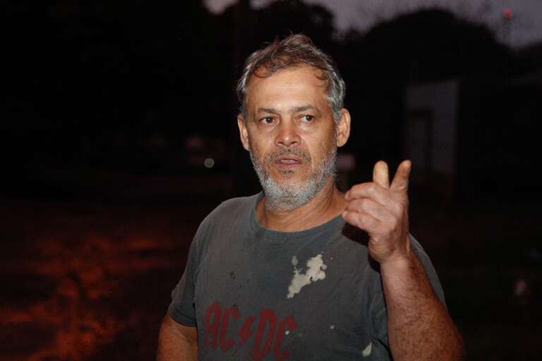 José mora no bairro há oito anos e nunca viu melhorias (Foto: Alex Machado)