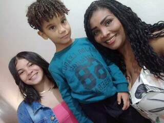 Ela mora no Brasil com os filhos Hibryam e Mathias Emanuel. (Foto: Arquivo pessoal)