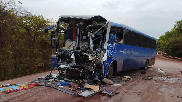 Colis&atilde;o entre &ocirc;nibus e carreta mata motorista; 6 passageiros ficam feridos