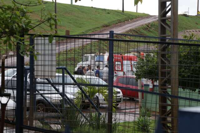 Mulher fica ferida ao ser atingida por retroescavadeira em aterro sanit&aacute;rio