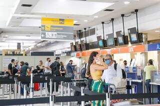 Passageiros na fila para check-in no Aeroporto Internacional de Campo Grande (Foto: Henrique Kawaminami)