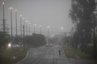 Céu fechado visto da Avenida Ministro João Arinos, na Capital (Foto: Henrique Kawaminami)