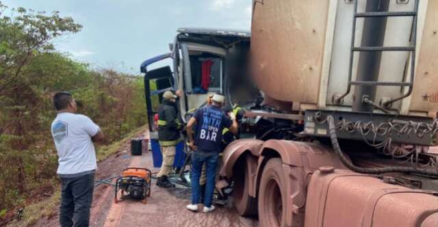 Motorista de &ocirc;nibus morre ap&oacute;s acidente com carreta em rodovia