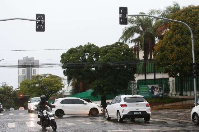 Ap&oacute;s chuva, sem&aacute;foros desligados tumultuam tr&acirc;nsito na Capital 