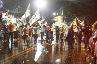 Militantes de partidos aguardando os candidatos do lado de fora da emissora (Foto: Alex Machado)