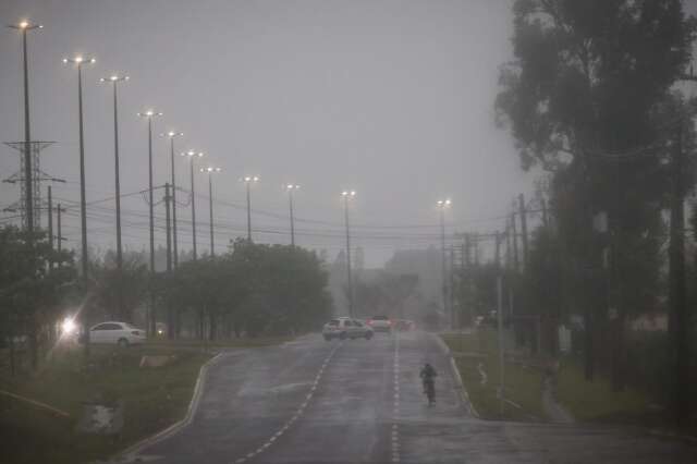 Capital amanhece com chuva e pode ter tempestade