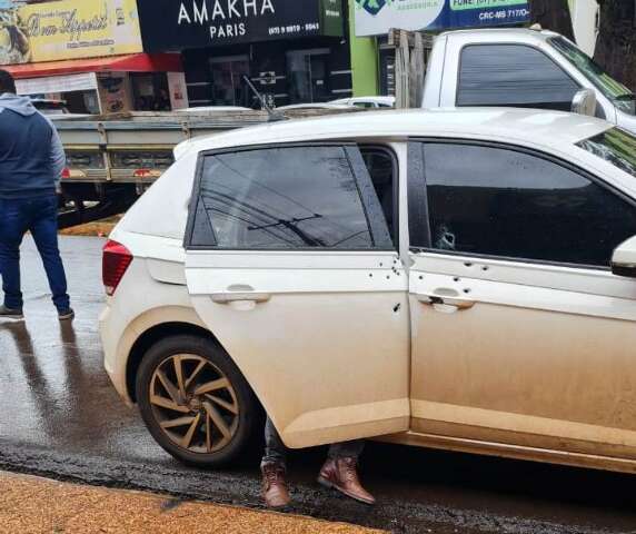 Pistoleiros de moto abrem fogo no meio da rua e deixam homem ferido