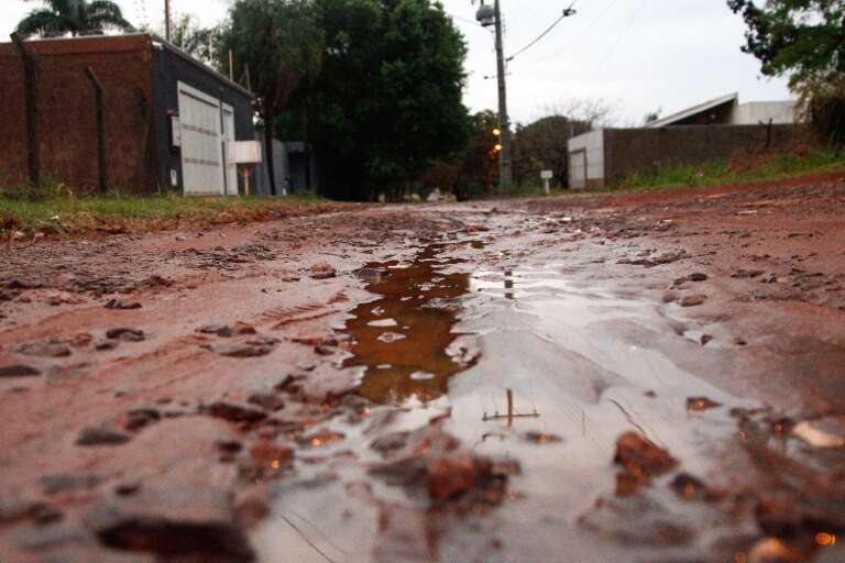 Moradores sofrem sem asfalto no bairro Vilas Boas (Foto: Alex Machado)