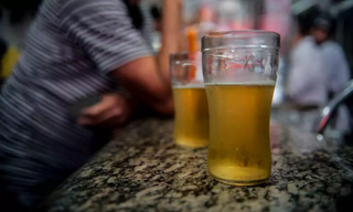 Bebida alcoólica em balcão de bar(Foto: Marcelo Camargo/Agência Brasil) 