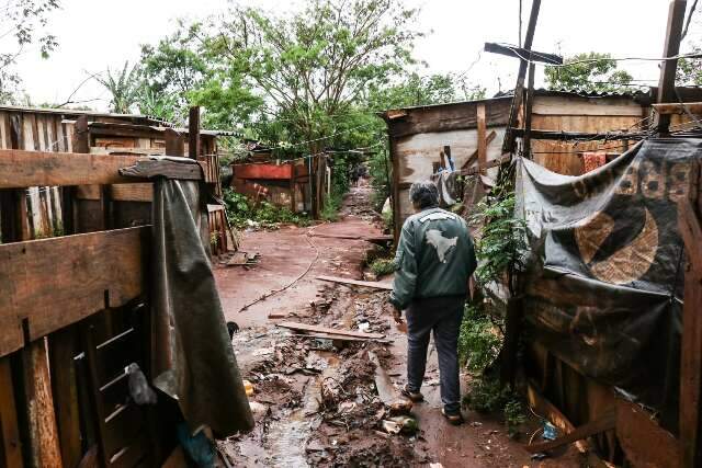 Ap&oacute;s perderem barracos devido &agrave; chuva, fam&iacute;lias se abrigam com ajuda de amigos