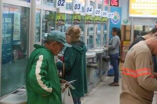 Clientes sendo atendidos em lotérica da Capital. (Foto: Marcos Maluf)