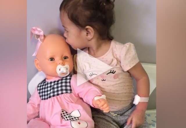Enfermeira faz boneca virar paciente para Cecília perder medo de agulha