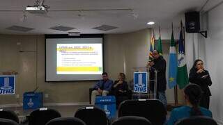 Reitor Marcelo Turine apresentando as novidades dos processos seletivos da UFMS para 2023. (Foto: Izabela Cavalcanti)