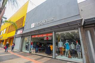 Mega Jeans tem duas unidades em Campo Grande: Rua 14 de Julho e Rua Ana Luisa de Souza. (Foto: Marcos Maluf)
