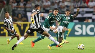 O jogador Dudu, do Palmeiras, disputa bola com o jogador Jair, do Atlético Mineiro. (Foto: Cesar Greco)