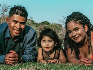 João Paulo, a filha e esposa posam para foto (Foto: reprodução / redes sociais) 