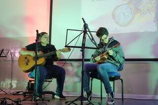 Com ukulele, Marcos interpretou &#39;Mercedita&#39; ao lado da professora Kétlen. (Foto: Paulo Francis)